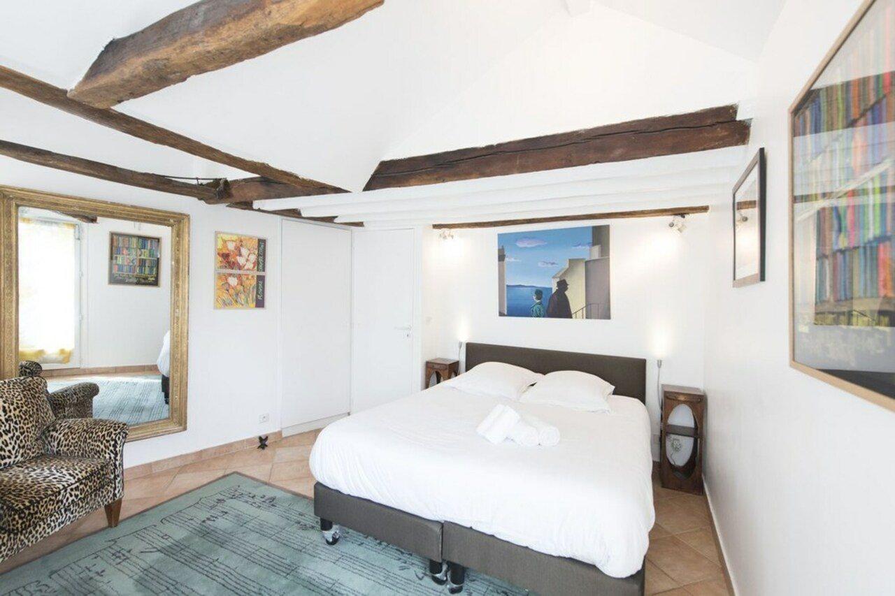 Apartment Character Near Rue Des Martyrs